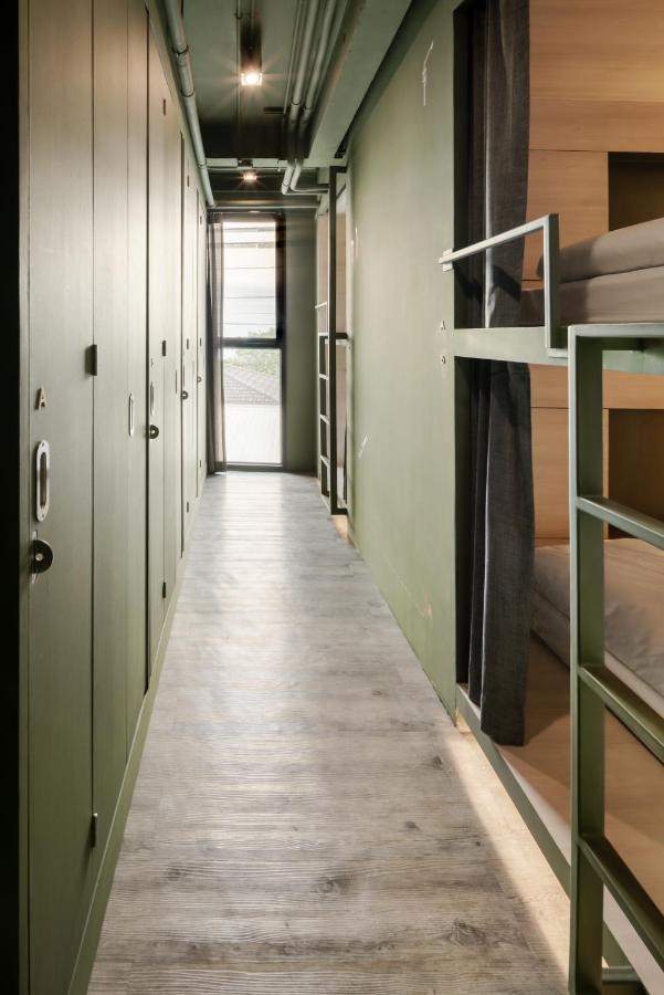 Speck Bangkok Hostel Екстериор снимка
