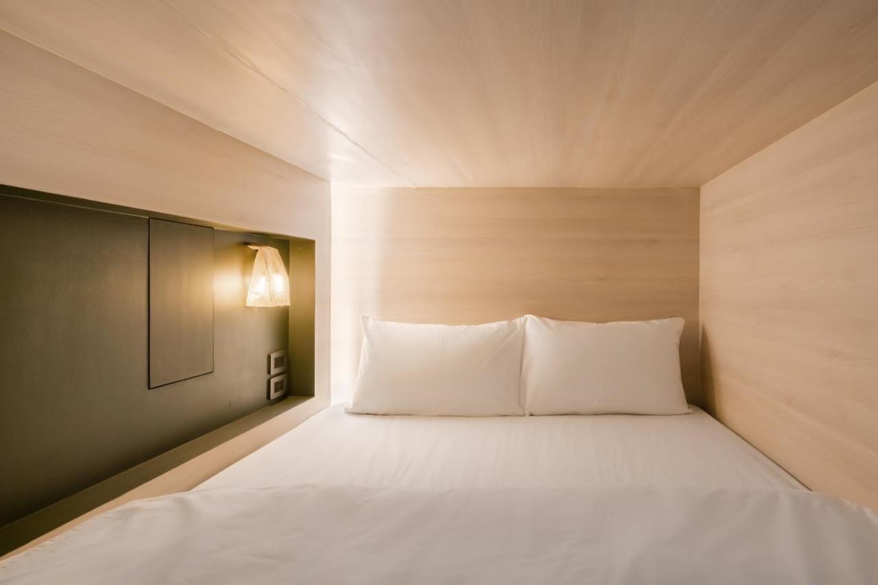 Speck Bangkok Hostel Екстериор снимка