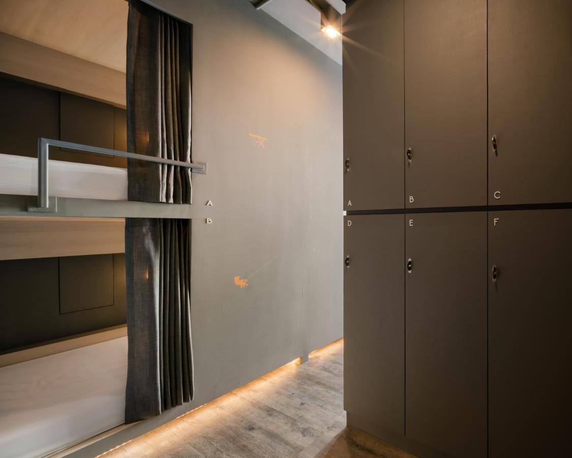 Speck Bangkok Hostel Екстериор снимка