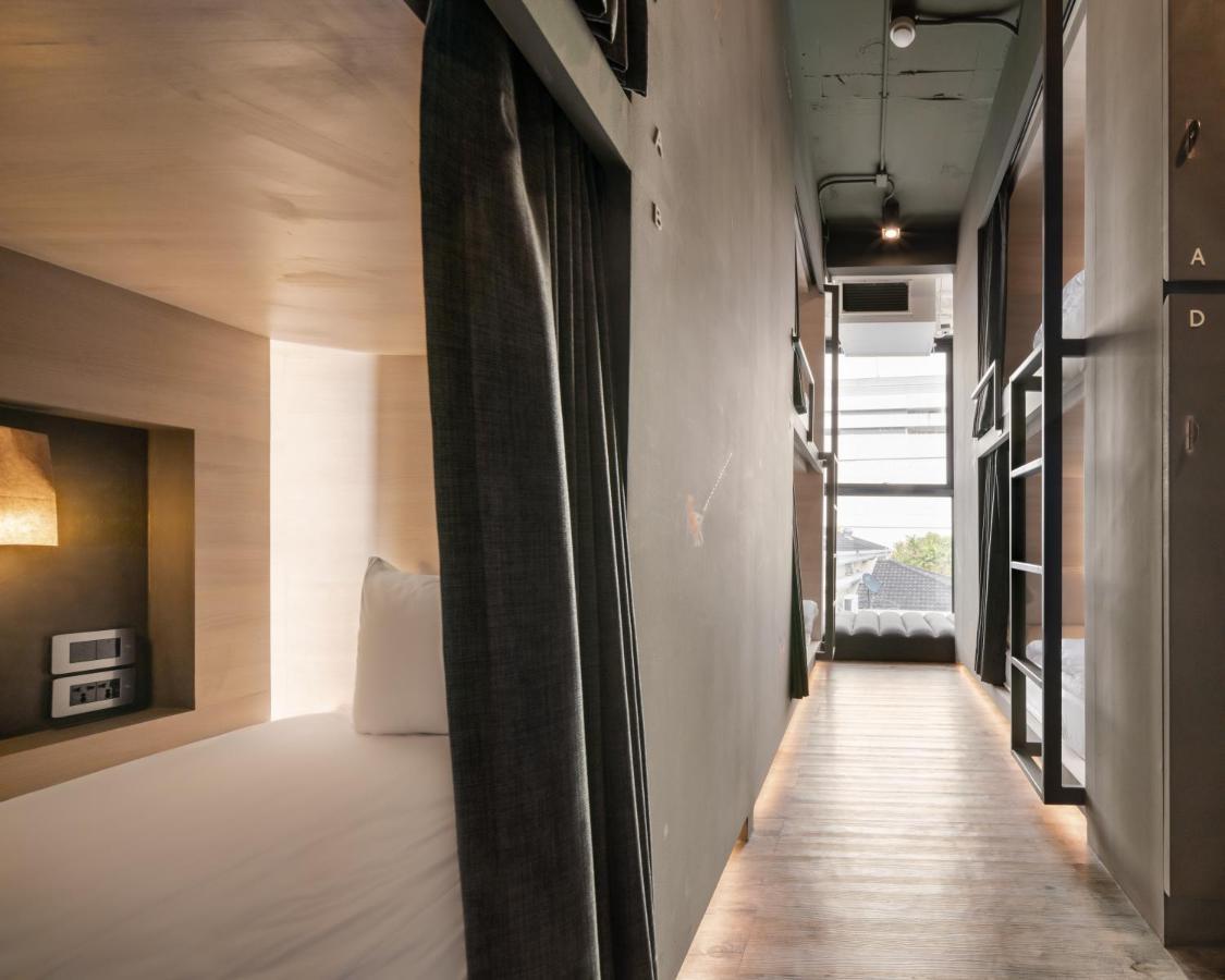 Speck Bangkok Hostel Екстериор снимка