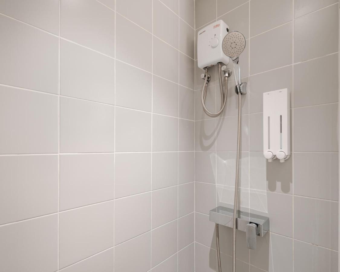 Speck Bangkok Hostel Екстериор снимка