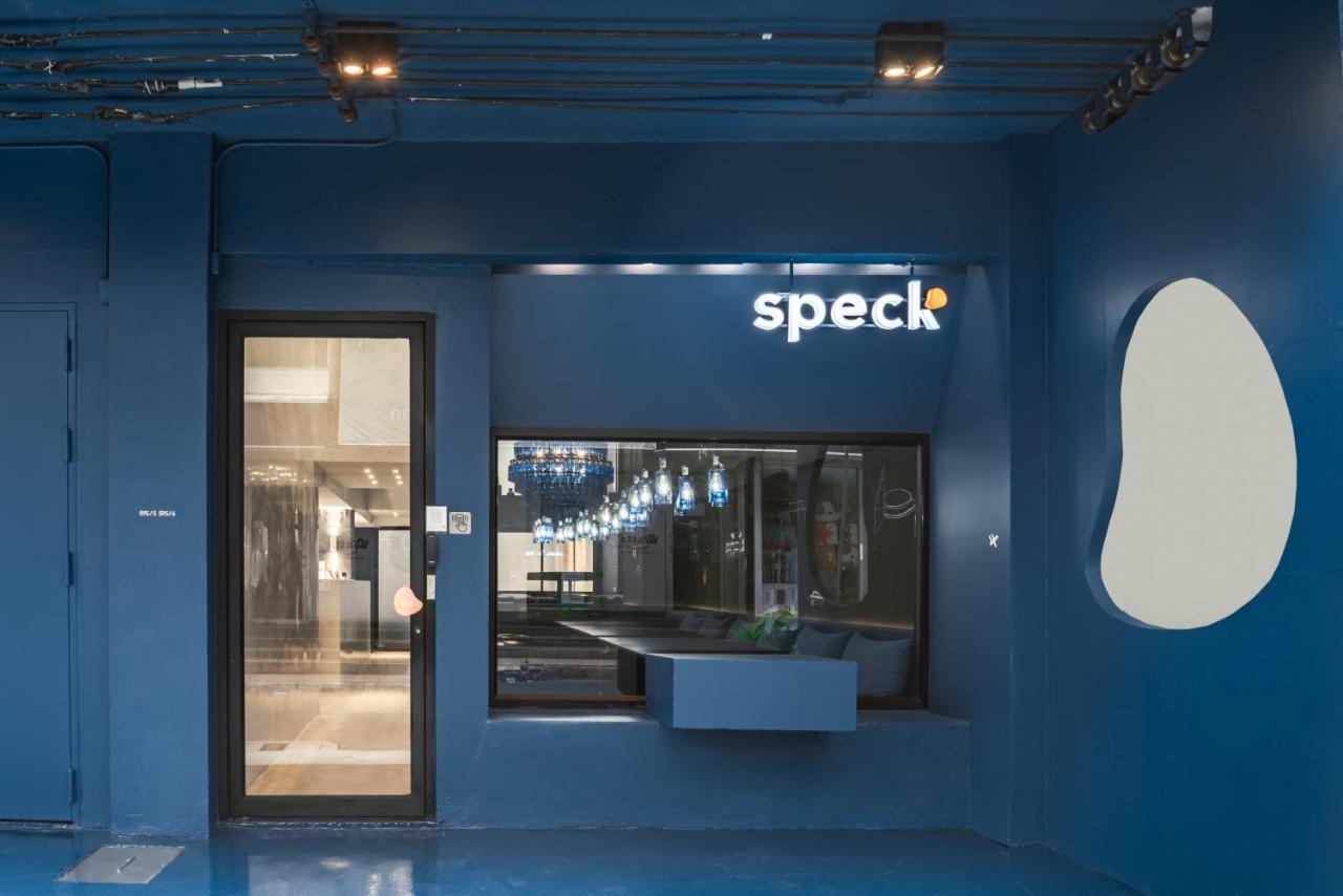 Speck Bangkok Hostel Екстериор снимка