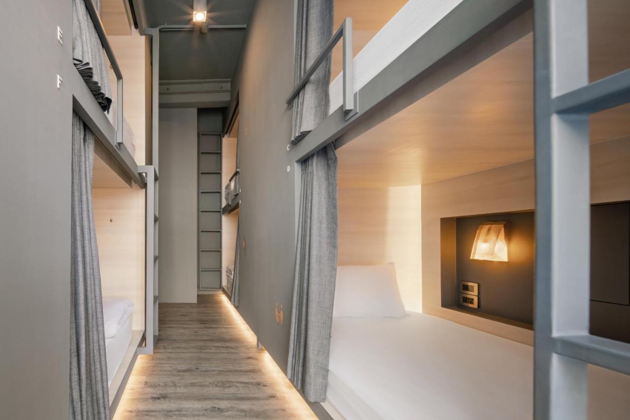Speck Bangkok Hostel Екстериор снимка