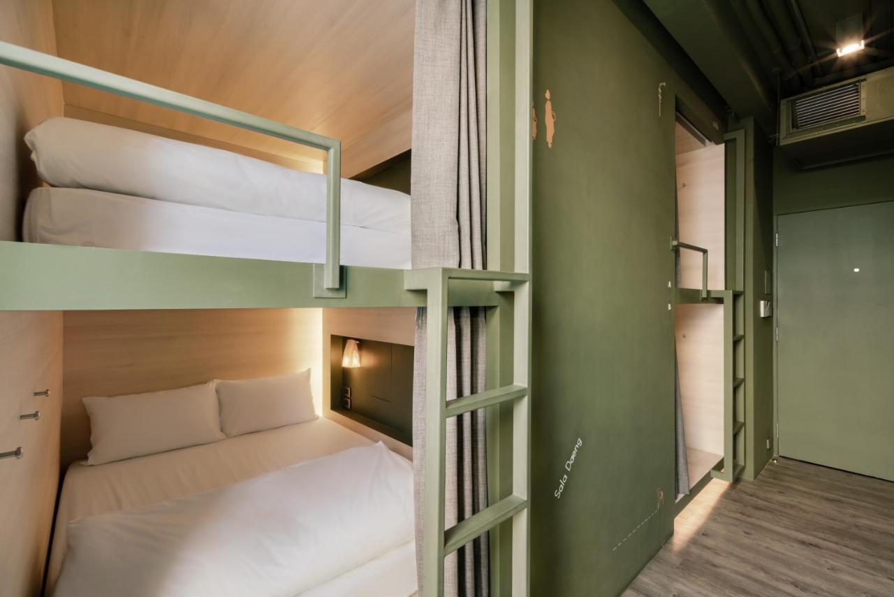 Speck Bangkok Hostel Екстериор снимка