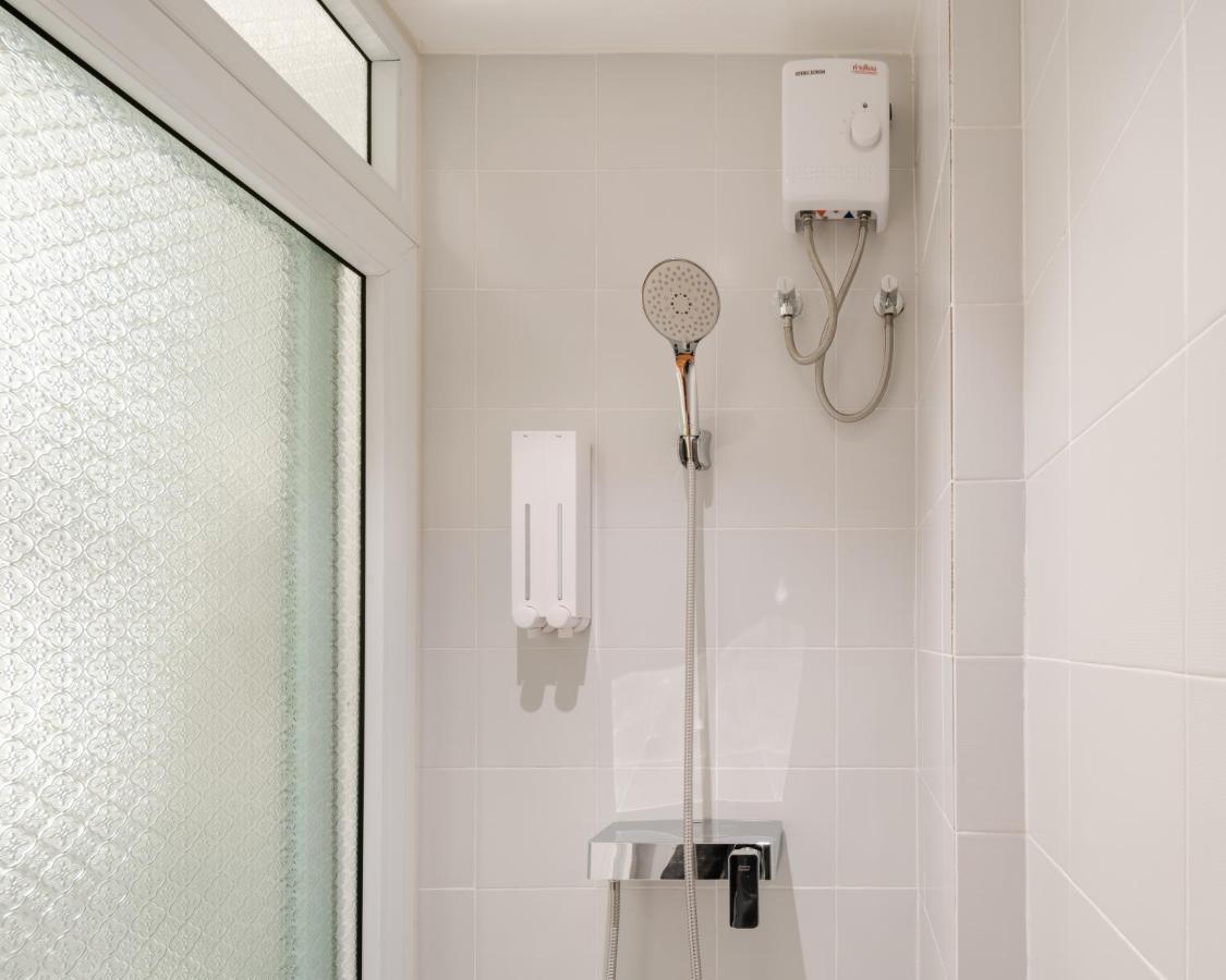 Speck Bangkok Hostel Екстериор снимка