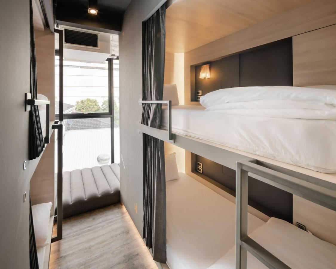 Speck Bangkok Hostel Екстериор снимка