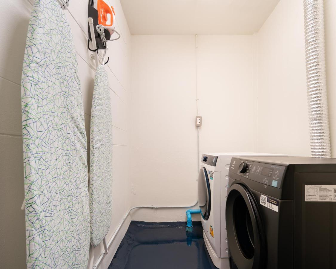 Speck Bangkok Hostel Екстериор снимка