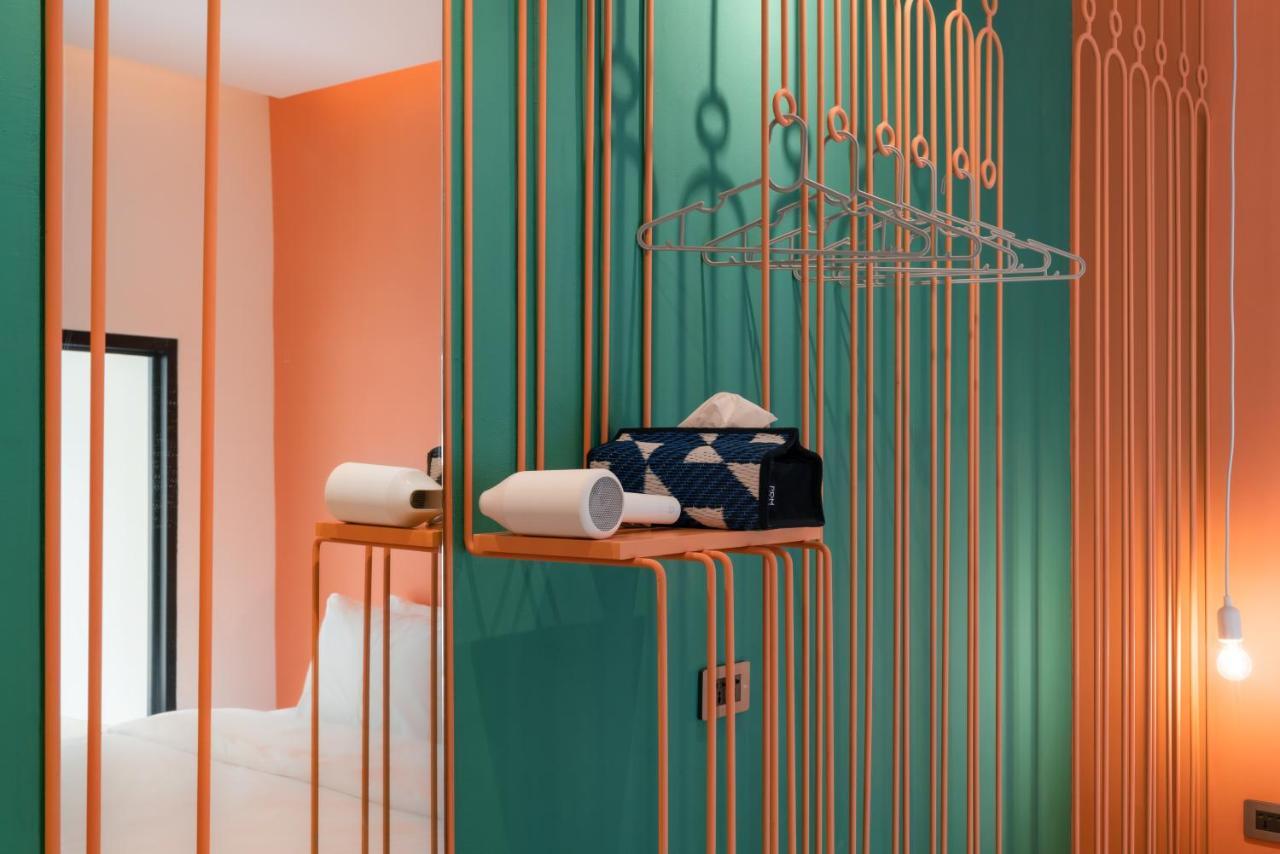 Speck Bangkok Hostel Екстериор снимка