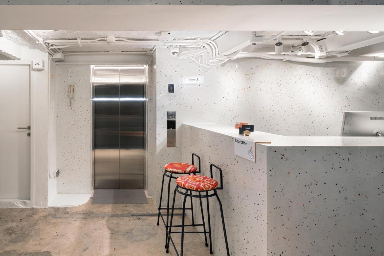 Speck Bangkok Hostel Екстериор снимка